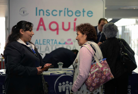 La entrega de tarjetas de pensión alimentaria para adultos mayores es uno de los programas sociales del gobierno capitalino que Morena pretendía que s