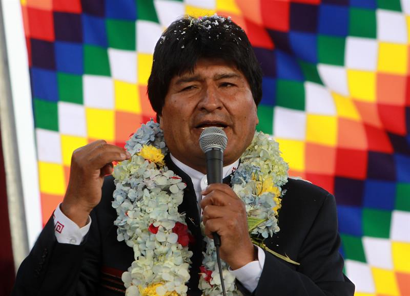 Evo Morales habla hoy en la inauguración de una escuela en La Paz, capital de Bolivia