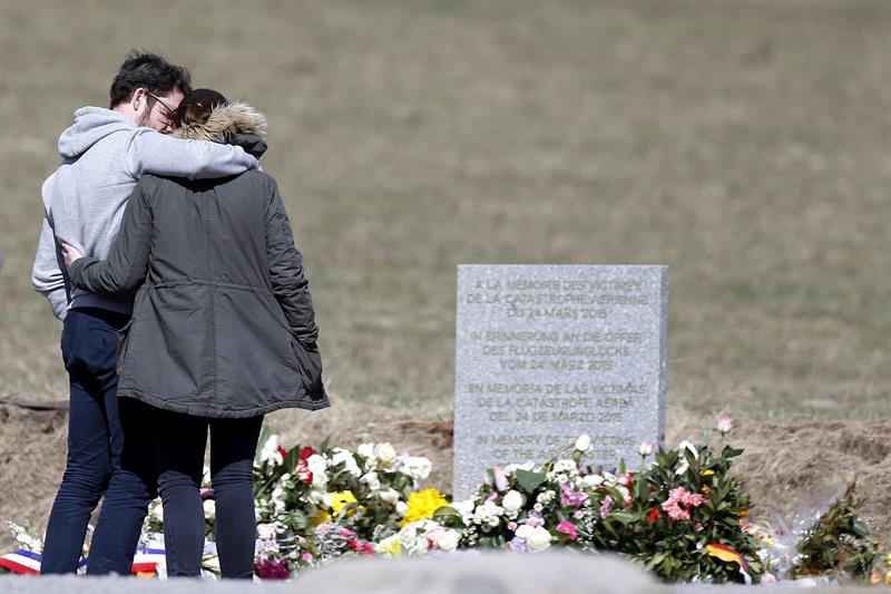 Familiares de las víctimas visitan el monolito en homenaje a los fallecidos del avión de Germanwings en Seyne-les-Alpes, Francia