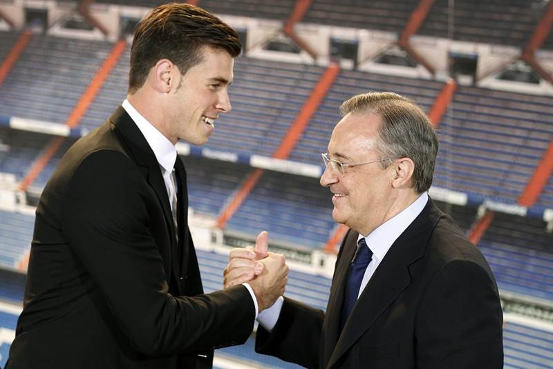 Gareth Bale (izq.) y Florentino Pérez (der.) 