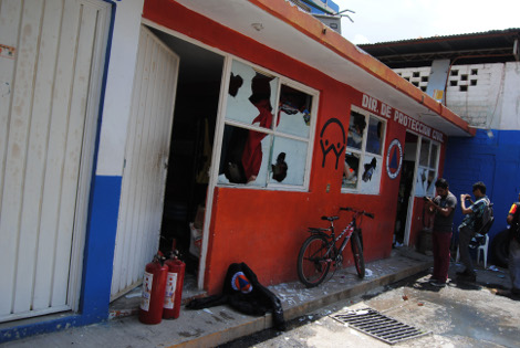 Los normalistas vandalizaron oficinas en Tixtla.