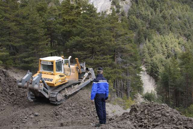 Una semana después, expertos y grupos de rescate acceden a zona donde se estrelló el Airbus 320.