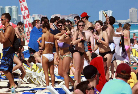Turismo internacional y nacional empieza a llegar a diferentes playas de Quintana Roo.