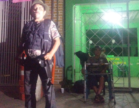 Los dos grupos mantienen retenidos a policías y esperan intercambiarlos en el transcurso del día. 