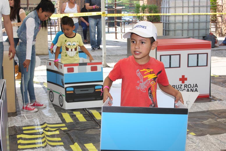 Los niños reciben información referente a las normas de tránsito. 