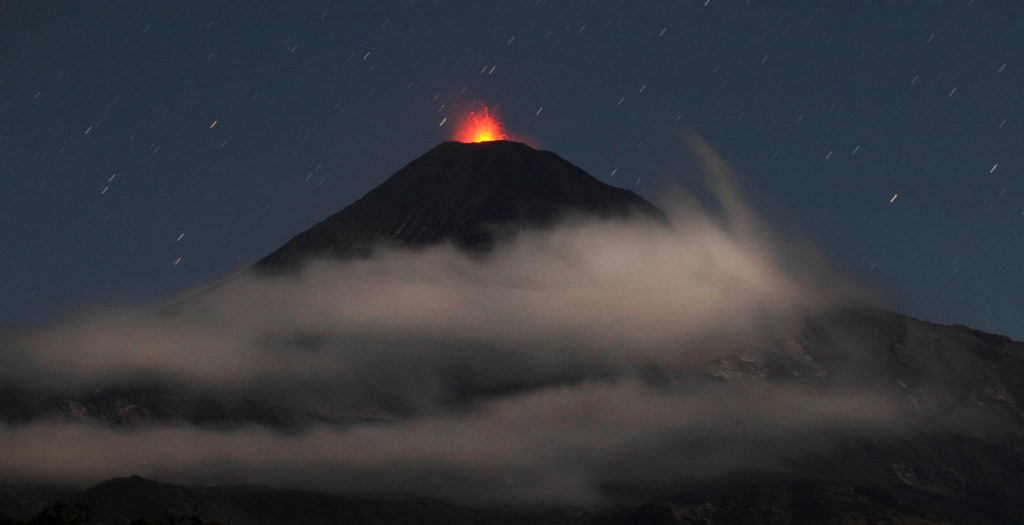 Vista general de la actividad este martes del volcán Villarica en Santiago.