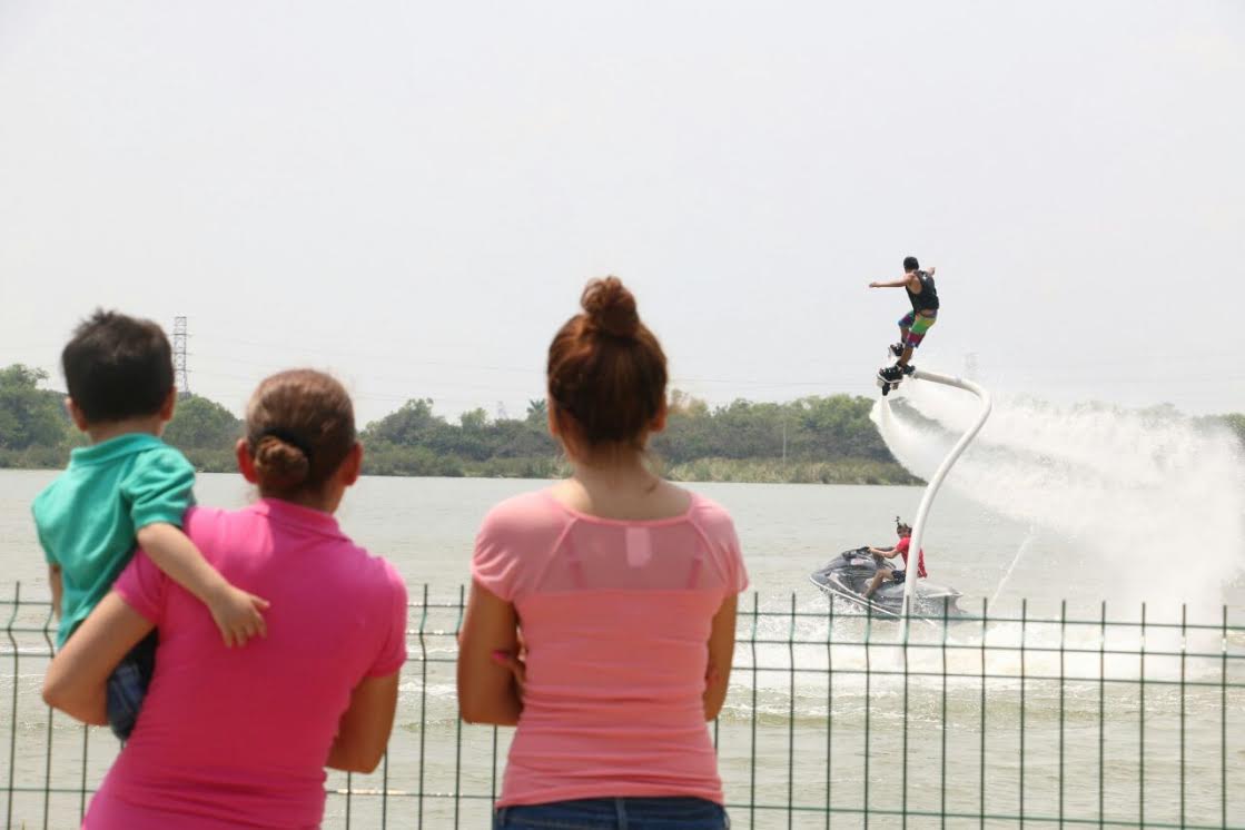 El costo por media hora en wake board es de $600.