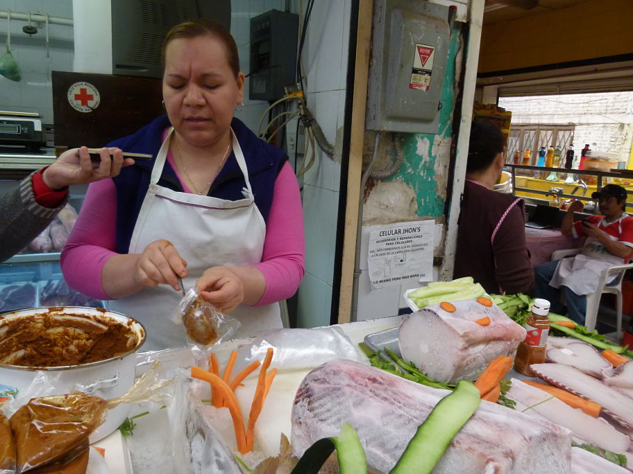 Esperanza Portillo Aguilar vende pipián en el Mercado Manuel acuña de Madero, esperando un repunte de ventas durante el fin de semana "santo".