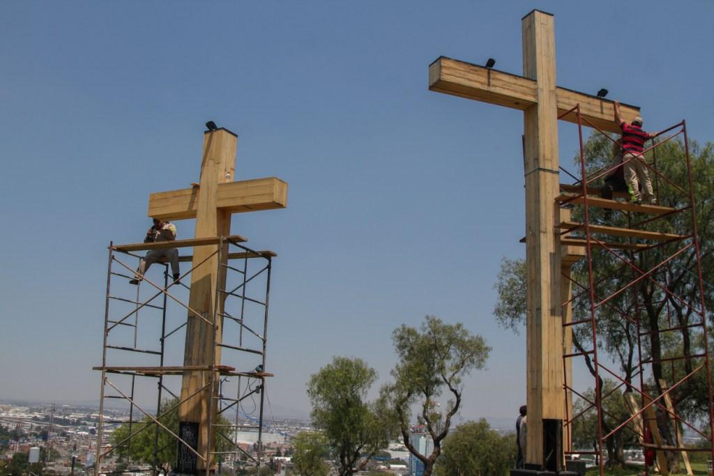 La cruz que utiliza Jesús pesa de entre 95 y 100 kilogramos.