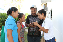 Los jóvenes realizan el mapeo en un dispositivo móvil.