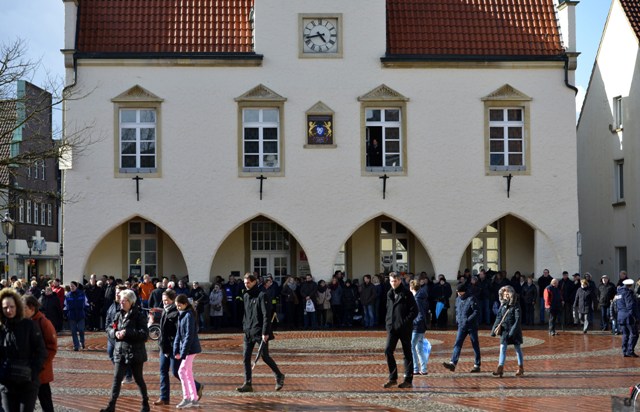 Los pobladores de Haltern-am-See se reúnen en la iglesia de la localidad.