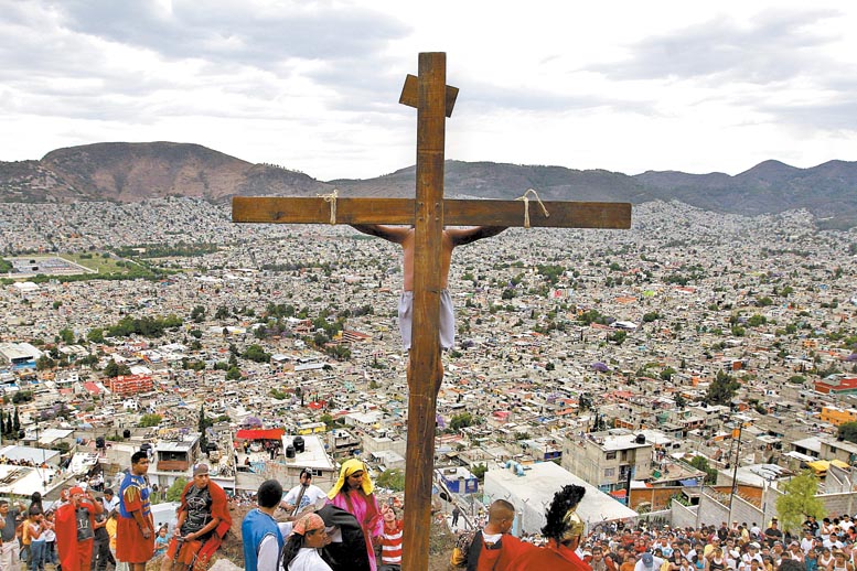 En muchos lugares se conjuga la visión católica con los elementos sagrados de los pueblos prehispánicos.