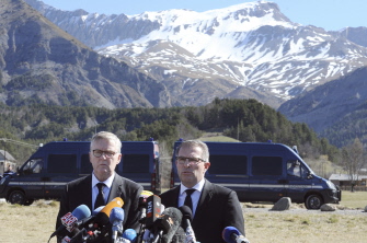 El presidente de Lufthansa, Carsten Spohr (d), y el de Germanwings, Thomas Winkelmann, ante la prensa en Le Vernet, tras dejar una ofrenda