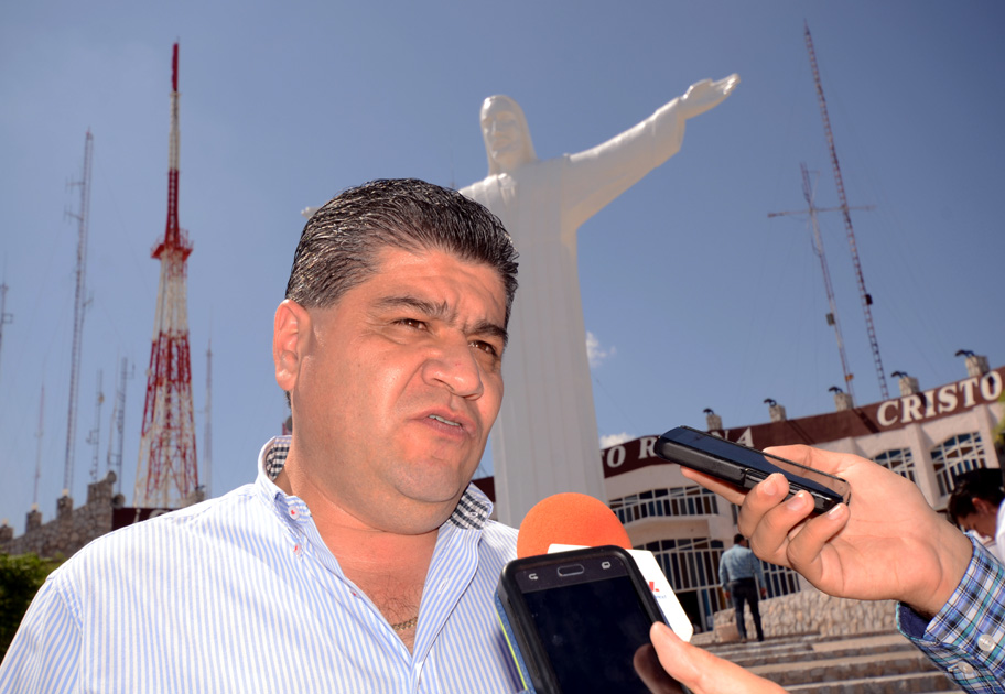 Alcalde de Torreón, Miguel Riquelme revisó los trabajos en el Cerro de las Noas previo al Vía Crucis. 