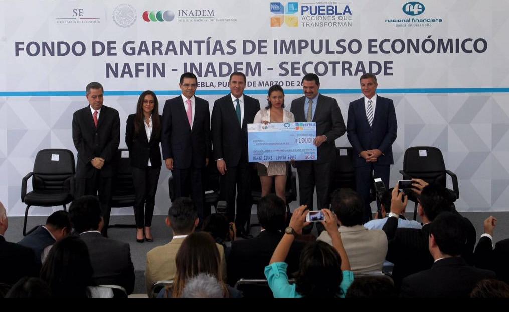 Durante la entrega de apoyos a emprendedores.