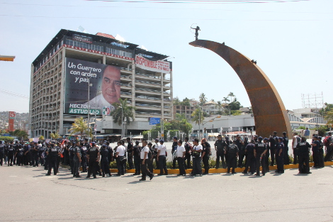 Los policías siguen en paro y haciendo marchas en Acapulco.