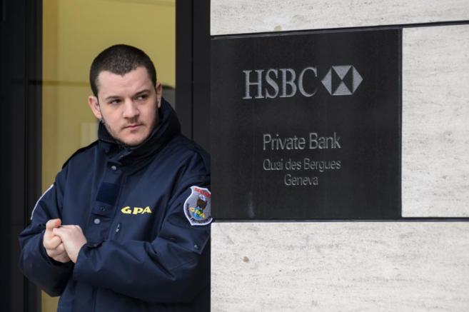 Un guarda de seguridad, en la sede del HSBC en Ginebra