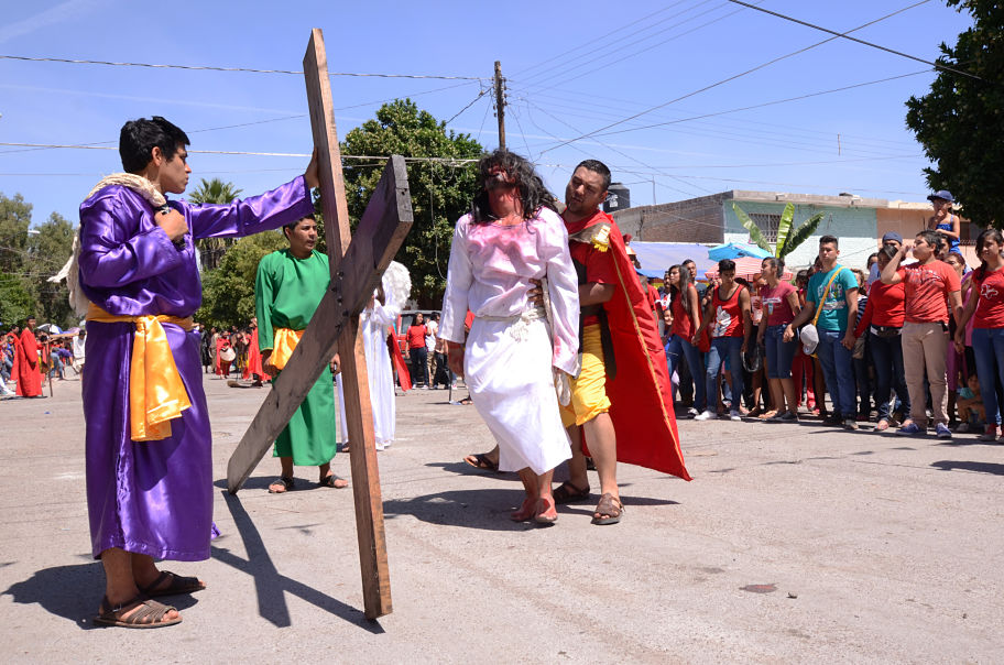 La representación de Cristo fue acompañada por miles de gómezpalatinos.