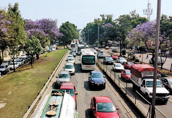 Las filas comenzaban desde el estadio Azteca. 