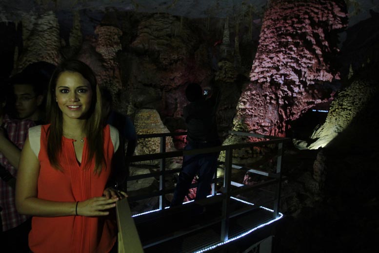 Lorena de la Garza, funcionaria estatal, estuvo ayer en las grutas. 