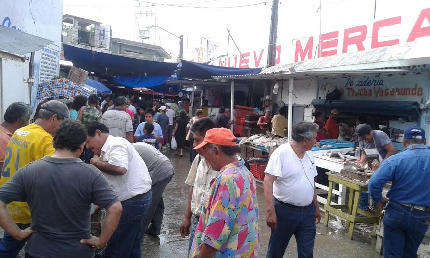 Mercado "La Puntilla" registra gran afluencia.