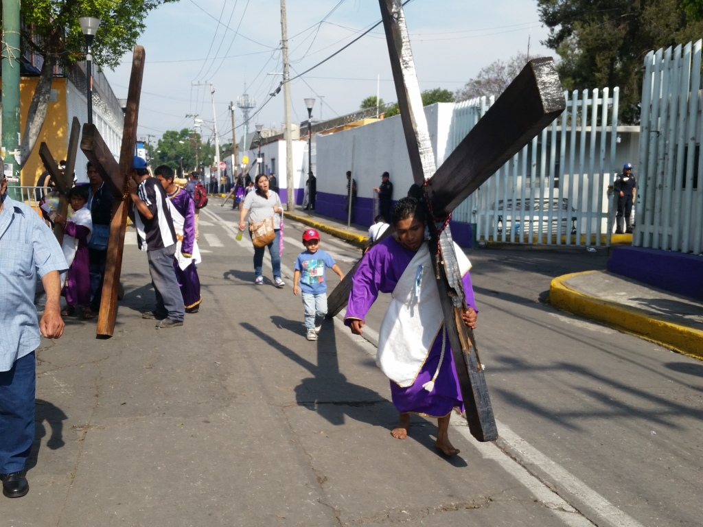 Nazarenos acompañan el viacrucis de Jesucristo en Iztapalapa