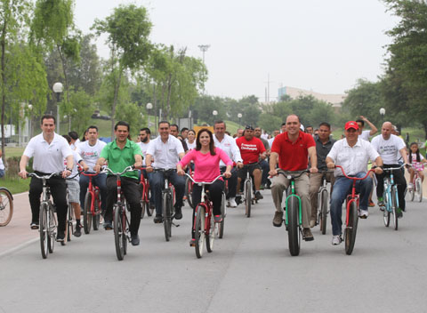 La priista hizo un recorrido por el Parque Fundidora en compañía de otros candidatos. 