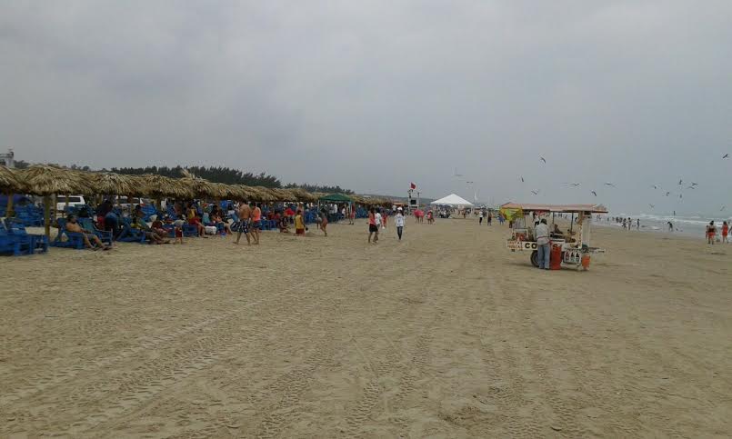 Desde temprana hora turistas arrban a playa Miramar éste viernes.