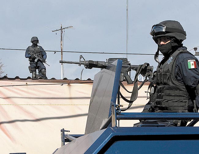 Formó parte de "La Familia" michoacana y despúes se unió a "La Tuta".