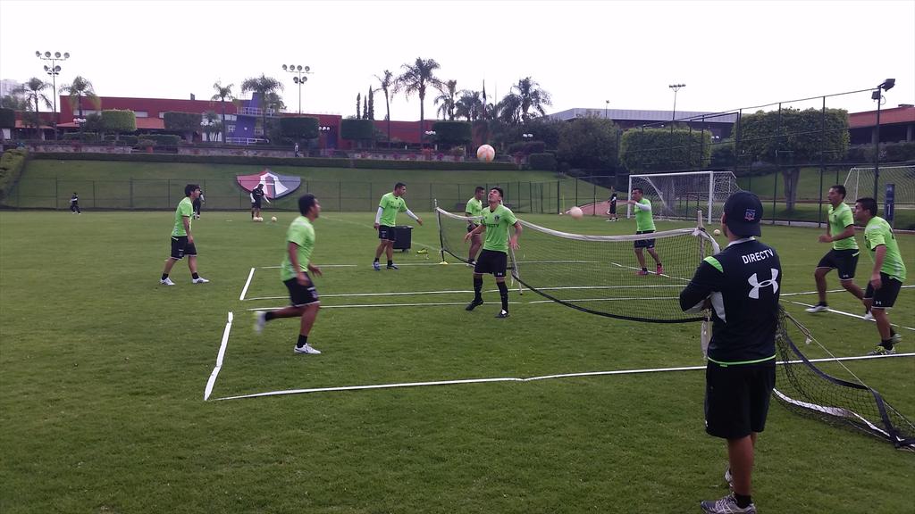 Los chilenos entrenaron en el campo de Atlas a la espera del duelo en la Libertadores