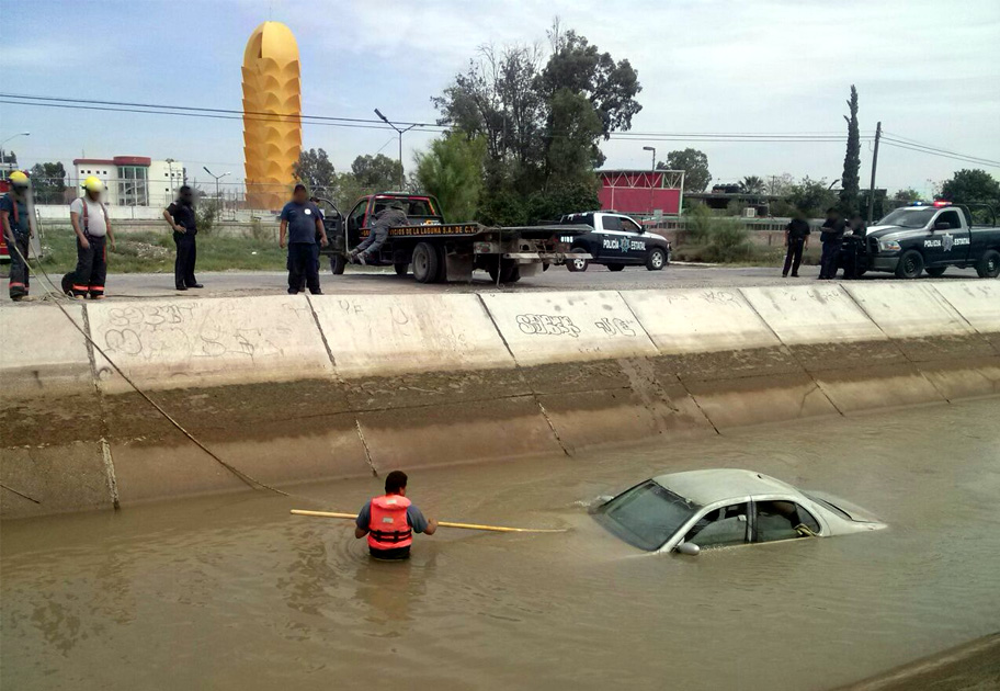 Encuentran auto al bajar el nivel del canal