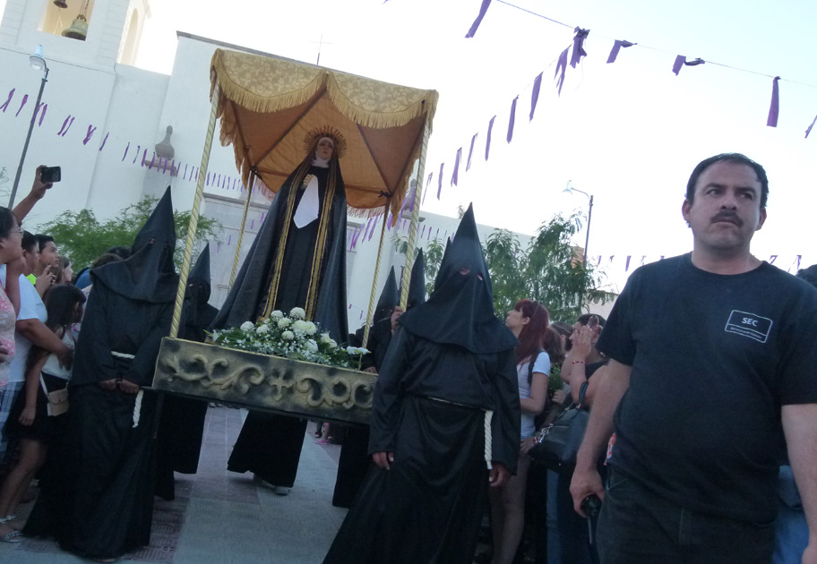 Muy ordenada la gente, todos guardando silencio, con respeto, caminando, nada más el toque sencillo de los tambores de la banda de guerra. 