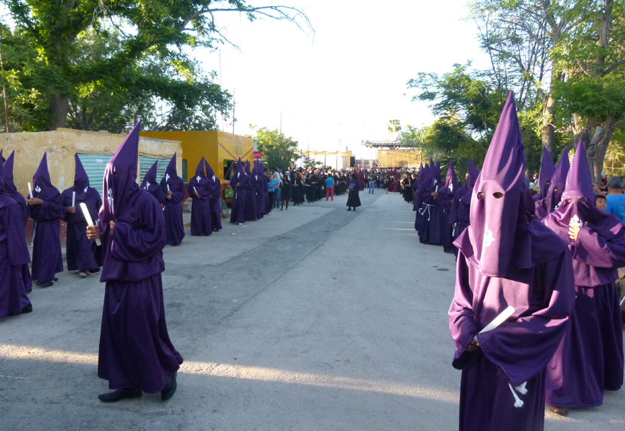 Se realizó como siempre el Viacrucis, a las cuatro de la tarde la emisión de las siete palabras, en seguida la oración de la cruz, se continuó con la 