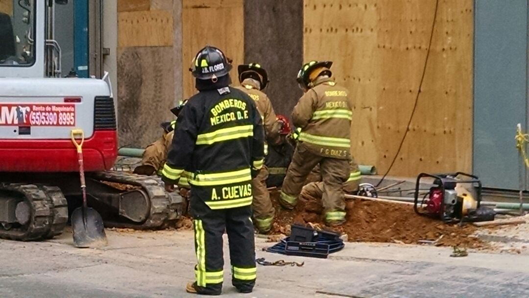Bomberos llegaron al lugar para controlar la fuga de gas.