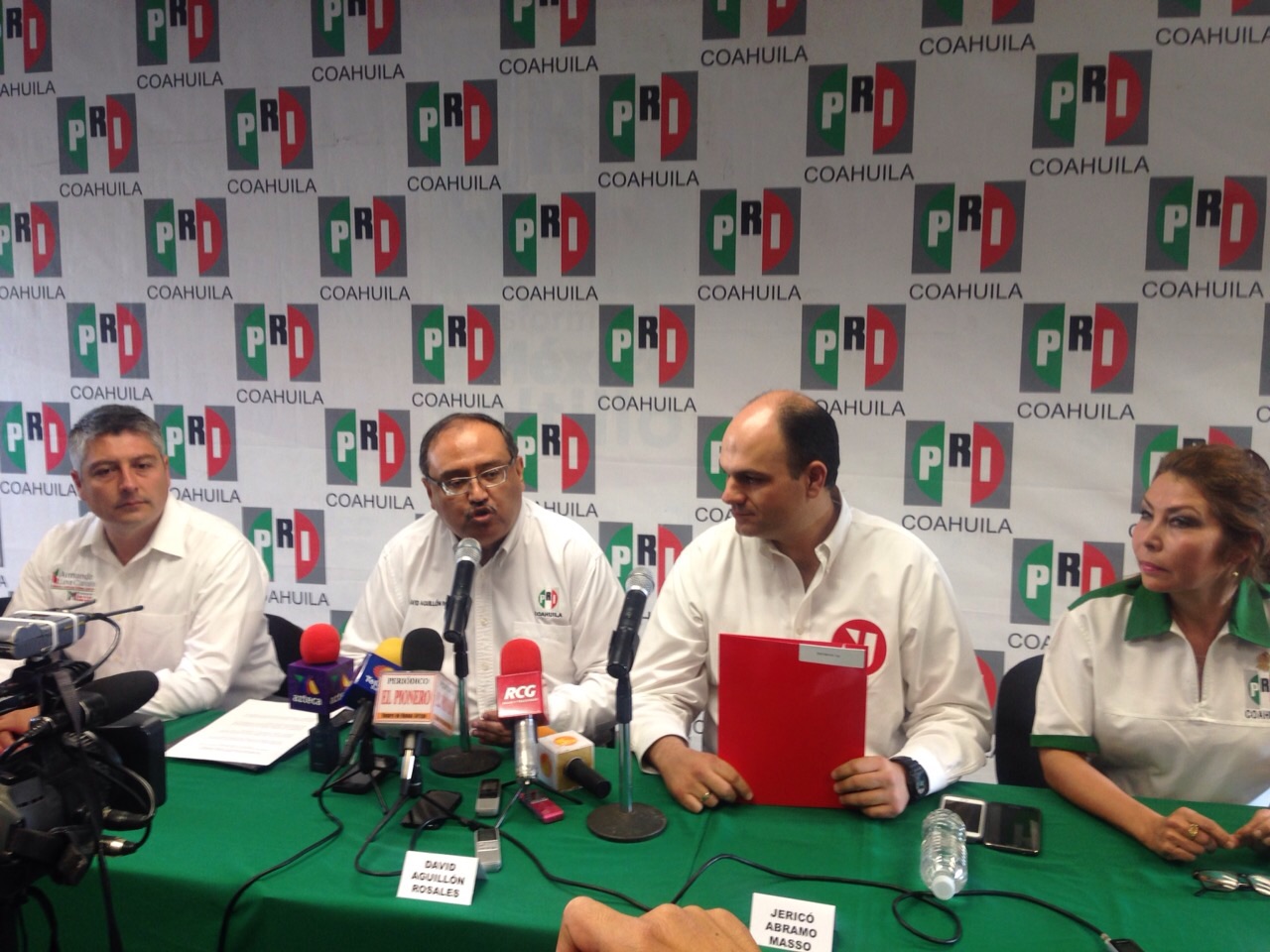 Candidatos del PRI por los Distritos 04 y 07 con el Dirigente del PRI en Coahuila.