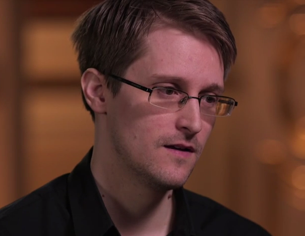 Edward Snowden se encontró en Moscú con John Oliver