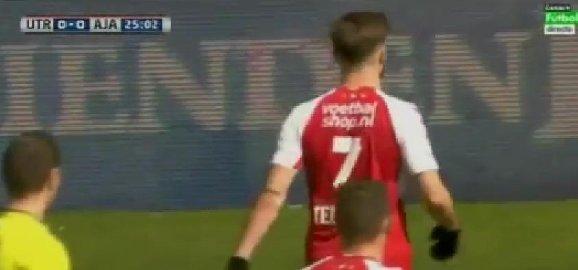 Momento en el que Edouard Duplan deja la cancha