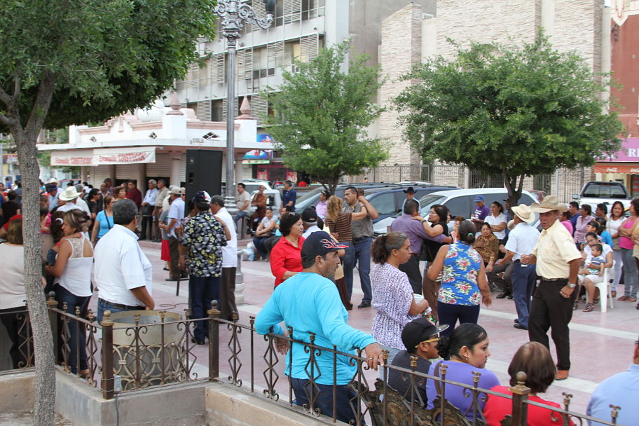 Como cada sábado, se reúnen en la Plaza de Armas de Torreón para gozar de la danza.