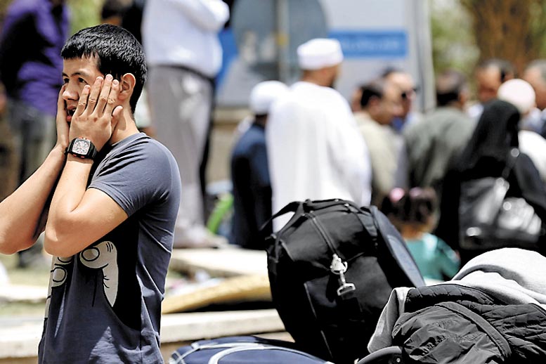 Cientos de refugiados esperan ser evacuados tras los ataques de ayer.
