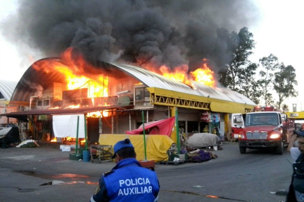 Cuatro bodegas de la Central de Abasto se incendiaron esta mañana.