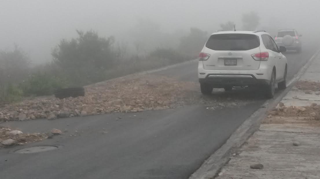El desprendimiento de la tierra limitó la circulación en la vía. 