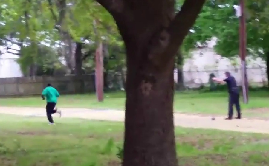 El policía Michael Slager disparó ocho veces por la espalda al joven que corría, según se puede ver en un video difundido por el New York Times y envi