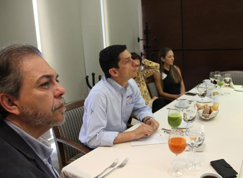 El aspirante a gobernador se reunión con integrantes de la comunidad cultural.