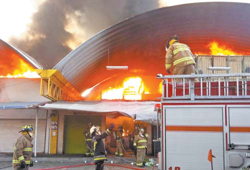 Bomberos controlaron el fuego que se originó en la zona de los arreglos florales.