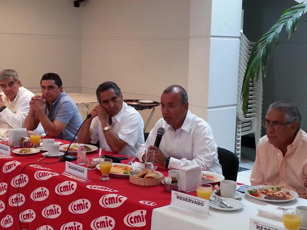 Esdras Romero, candidato por el Séptimo Distrito, durante la reunión en CMIC.