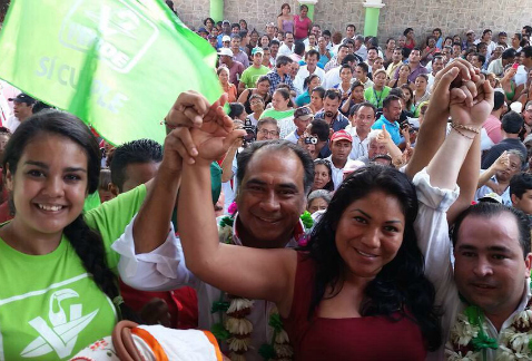 Héctor Astudillo, candidato a gobernador de Guerrero por el PRI y el PVEM, visitó La Venta, colonia densamente poblada de Acapulco.