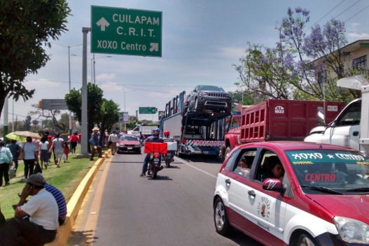 Los taxistas exigen los dejen trabajar.