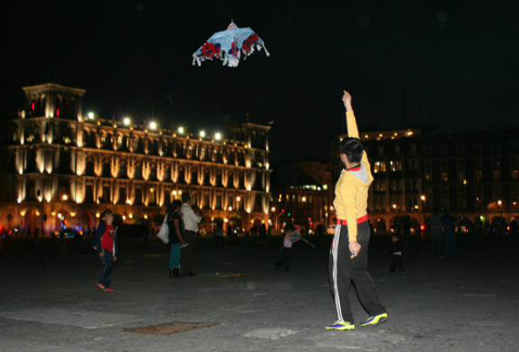 Niños y jóvenes aprovecharon el viento y volaron papalotes en el Zócalo capitalino.
