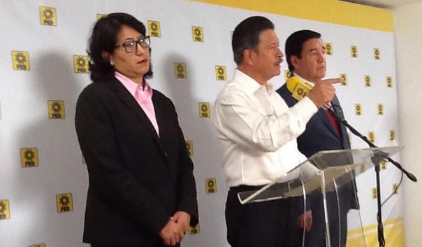 El presidente nacional del PRD, Carlos Navarrete, en conferencia de prensa.