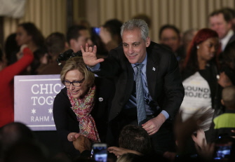 Rahm Emanuel saluda a sus seguidores junto a su mujer, Amy Rule, durante la celebración de su victoria electoral, esta noche en Chicago